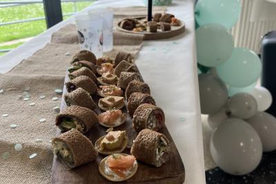 Miniature Traiteur Ormoy-Villers (Oise) - Crêpe House #44 Plateau à étages avec des coquilles garnies de crevettes, légumes et herbes, présenté sur une table de buffet.