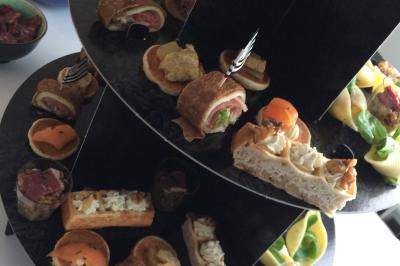 Miniature Traiteur Ormoy-Villers (Oise) - Crêpe House #48 Plateau à étages avec des coquilles garnies de crevettes, légumes et herbes, présenté sur une table de buffet.