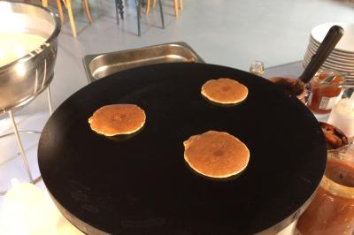 Miniature Traiteur Ormoy-Villers (Oise) - Crêpe House #49 Plateau à étages avec des coquilles garnies de crevettes, légumes et herbes, présenté sur une table de buffet.