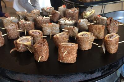 Miniature Traiteur Ormoy-Villers (Oise) - Crêpe House #53 Plateau à étages avec des coquilles garnies de crevettes, légumes et herbes, présenté sur une table de buffet.