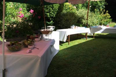 Miniature Traiteur Ormoy-Villers (Oise) - Crêpe House #54 Plateau à étages avec des coquilles garnies de crevettes, légumes et herbes, présenté sur une table de buffet.