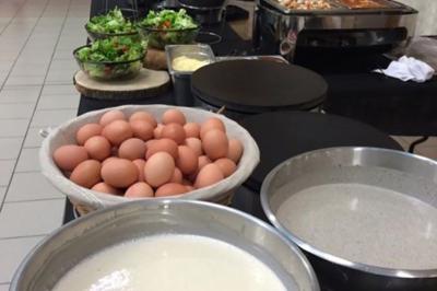 Miniature Traiteur Ormoy-Villers (Oise) - Crêpe House #55 Plateau à étages avec des coquilles garnies de crevettes, légumes et herbes, présenté sur une table de buffet.