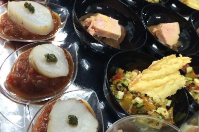 Miniature Traiteur Ormoy-Villers (Oise) - Crêpe House #56 Plateau à étages avec des coquilles garnies de crevettes, légumes et herbes, présenté sur une table de buffet.