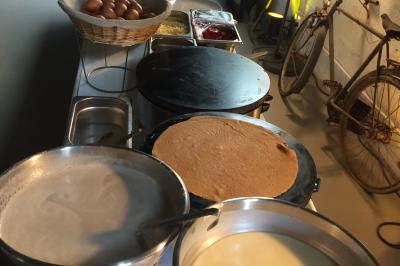 Miniature Traiteur Ormoy-Villers (Oise) - Crêpe House #59 Plateau à étages avec des coquilles garnies de crevettes, légumes et herbes, présenté sur une table de buffet.