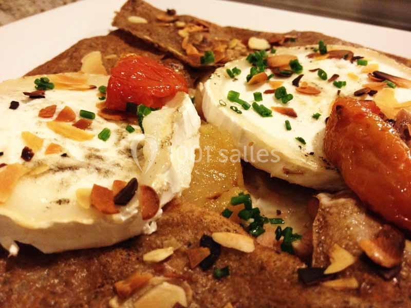 Galette de sarrasin garnie de fromage de chèvre, tomates rôties, amandes grillées et ciboulette hachée.