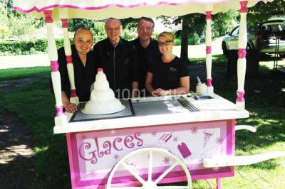 Plateau à étages avec des coquilles garnies de crevettes, légumes et herbes, présenté sur une table de buffet.