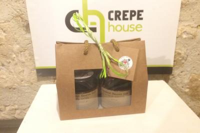 Plateau à étages avec des coquilles garnies de crevettes, légumes et herbes, présenté sur une table de buffet.