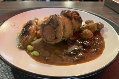 Plateau à étages avec des coquilles garnies de crevettes, légumes et herbes, présenté sur une table de buffet.
