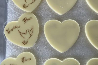 Plateau à étages avec des coquilles garnies de crevettes, légumes et herbes, présenté sur une table de buffet.
