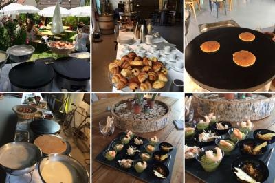 Plateau à étages avec des coquilles garnies de crevettes, légumes et herbes, présenté sur une table de buffet.