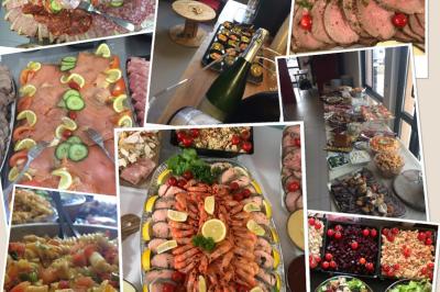 Plateau à étages avec des coquilles garnies de crevettes, légumes et herbes, présenté sur une table de buffet.