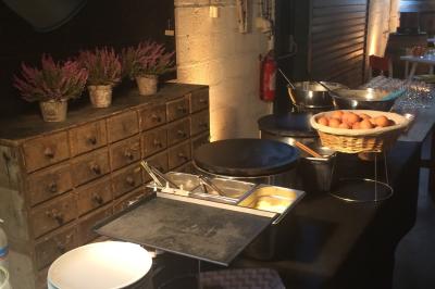 Plateau à étages avec des coquilles garnies de crevettes, légumes et herbes, présenté sur une table de buffet.