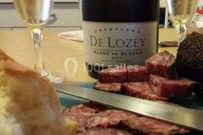 Plateau de mini-burgers colorés et assortiments de canapés sur une table dressée pour un buffet.