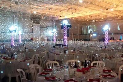 Plateau de mini-burgers colorés et assortiments de canapés sur une table dressée pour un buffet.