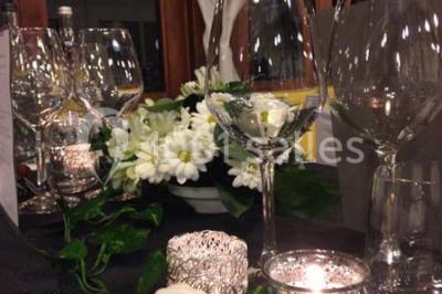 Plateau de mini-burgers colorés et assortiments de canapés sur une table dressée pour un buffet.