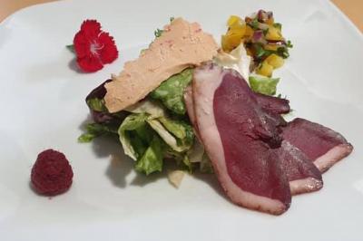 Plateau de mini-burgers colorés et assortiments de canapés sur une table dressée pour un buffet.