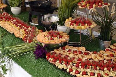 Miniature Traiteur Pont-Salomon (Haute-Loire) - Au Faim Délice #2 Table décorée avec des desserts et des éléments rustiques dans une salle avec éclairage tamisé et lanternes suspendues.