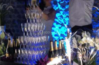 Miniature Traiteur Pont-Salomon (Haute-Loire) - Au Faim Délice #3 Table décorée avec des desserts et des éléments rustiques dans une salle avec éclairage tamisé et lanternes suspendues.