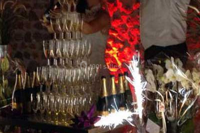 Miniature Traiteur Pont-Salomon (Haute-Loire) - Au Faim Délice #4 Table décorée avec des desserts et des éléments rustiques dans une salle avec éclairage tamisé et lanternes suspendues.