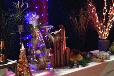 Miniature Traiteur Pont-Salomon (Haute-Loire) - Au Faim Délice #5 Table décorée avec des desserts et des éléments rustiques dans une salle avec éclairage tamisé et lanternes suspendues.