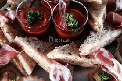 Miniature Traiteur Pont-Salomon (Haute-Loire) - Au Faim Délice #6 Table décorée avec des desserts et des éléments rustiques dans une salle avec éclairage tamisé et lanternes suspendues.