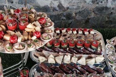 Miniature Traiteur Pont-Salomon (Haute-Loire) - Au Faim Délice #10 Table décorée avec des desserts et des éléments rustiques dans une salle avec éclairage tamisé et lanternes suspendues.