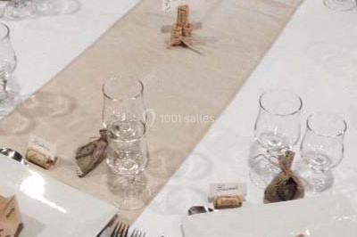 Miniature Traiteur Pont-Salomon (Haute-Loire) - Au Faim Délice #11 Table décorée avec des desserts et des éléments rustiques dans une salle avec éclairage tamisé et lanternes suspendues.