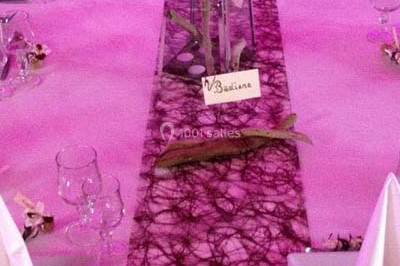 Miniature Traiteur Pont-Salomon (Haute-Loire) - Au Faim Délice #12 Table décorée avec des desserts et des éléments rustiques dans une salle avec éclairage tamisé et lanternes suspendues.