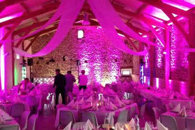Miniature Traiteur Pont-Salomon (Haute-Loire) - Au Faim Délice #13 Table décorée avec des desserts et des éléments rustiques dans une salle avec éclairage tamisé et lanternes suspendues.
