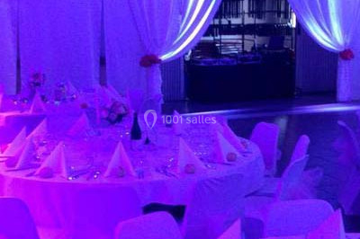 Miniature Traiteur Pont-Salomon (Haute-Loire) - Au Faim Délice #14 Table décorée avec des desserts et des éléments rustiques dans une salle avec éclairage tamisé et lanternes suspendues.