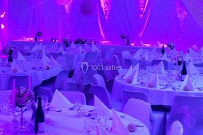 Miniature Traiteur Pont-Salomon (Haute-Loire) - Au Faim Délice #15 Table décorée avec des desserts et des éléments rustiques dans une salle avec éclairage tamisé et lanternes suspendues.