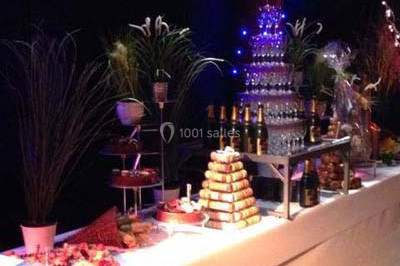 Miniature Traiteur Pont-Salomon (Haute-Loire) - Au Faim Délice #17 Table décorée avec des desserts et des éléments rustiques dans une salle avec éclairage tamisé et lanternes suspendues.