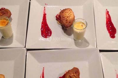 Miniature Traiteur Pont-Salomon (Haute-Loire) - Au Faim Délice #7 Table décorée avec des desserts et des éléments rustiques dans une salle avec éclairage tamisé et lanternes suspendues.