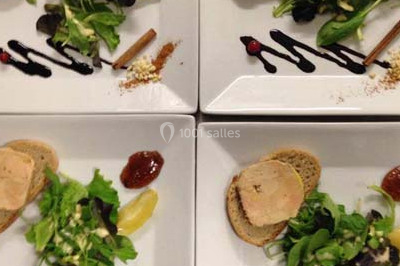 Miniature Traiteur Pont-Salomon (Haute-Loire) - Au Faim Délice #8 Table décorée avec des desserts et des éléments rustiques dans une salle avec éclairage tamisé et lanternes suspendues.