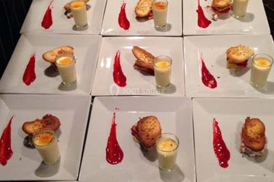 Miniature Traiteur Pont-Salomon (Haute-Loire) - Au Faim Délice #9 Table décorée avec des desserts et des éléments rustiques dans une salle avec éclairage tamisé et lanternes suspendues.