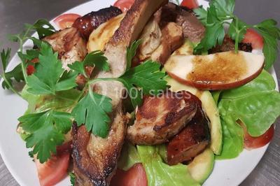 Plateau de mini-burgers, bouchées variées et garnitures sur une ardoise noire, présenté sur une nappe sombre.