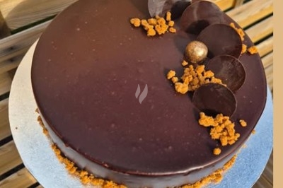 Plateau de mini-burgers, bouchées variées et garnitures sur une ardoise noire, présenté sur une nappe sombre.