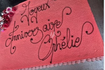 Plateau de mini-burgers, bouchées variées et garnitures sur une ardoise noire, présenté sur une nappe sombre.