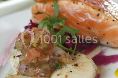 Miniature Traiteur Cuverville (Calvados) - Traiteur Calvados #13 Tour de coupes en verre illuminée et gâteau à étages décoré de fleurs roses sur une table de réception.