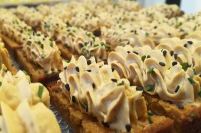 Miniature Traiteur Cuverville (Calvados) - Traiteur Calvados #19 Tour de coupes en verre illuminée et gâteau à étages décoré de fleurs roses sur une table de réception.