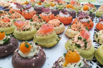 Miniature Traiteur Cuverville (Calvados) - Traiteur Calvados #12 Tour de coupes en verre illuminée et gâteau à étages décoré de fleurs roses sur une table de réception.
