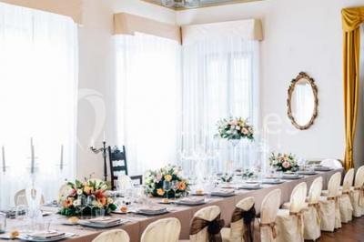 Buffet varié avec verrines, amuse-bouches, pains et pâtisseries disposés sur une table noire.