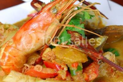 Buffet varié avec verrines, amuse-bouches, pains et pâtisseries disposés sur une table noire.