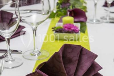 Buffet varié avec verrines, amuse-bouches, pains et pâtisseries disposés sur une table noire.