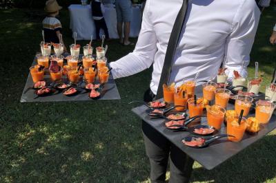 Miniature Traiteur Saint-Jean-d'Illac (Gironde) - Les Trois Sens #8 Table décorée pour un repas festif avec nappes blanches, verres, bougies, décorations végétales et petits cadeaux.