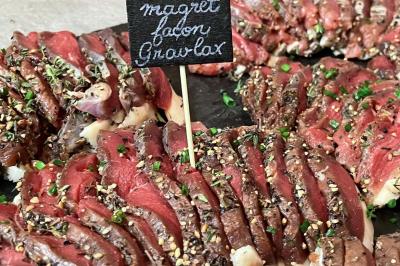 Miniature Traiteur Saint-Jean-d'Illac (Gironde) - Les Trois Sens #18 Table décorée pour un repas festif avec nappes blanches, verres, bougies, décorations végétales et petits cadeaux.