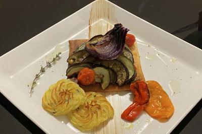 Miniature Traiteur Saint-Jean-d'Illac (Gironde) - Les Trois Sens #26 Table décorée pour un repas festif avec nappes blanches, verres, bougies, décorations végétales et petits cadeaux.