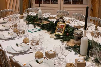 Miniature Traiteur Saint-Jean-d'Illac (Gironde) - Les Trois Sens #37 Table décorée pour un repas festif avec nappes blanches, verres, bougies, décorations végétales et petits cadeaux.