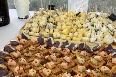Table décorée pour un repas festif avec nappes blanches, verres, bougies, décorations végétales et petits cadeaux.