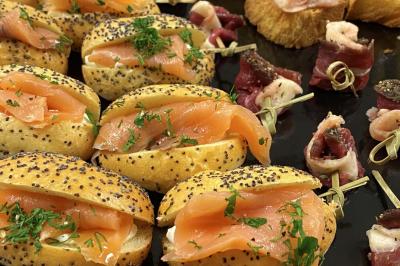 Table décorée pour un repas festif avec nappes blanches, verres, bougies, décorations végétales et petits cadeaux.